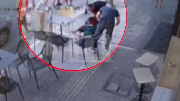 Πλατεία Βικτωρίας: Καρέ – καρέ η επίθεση του πεθερού στον γαμπρό του