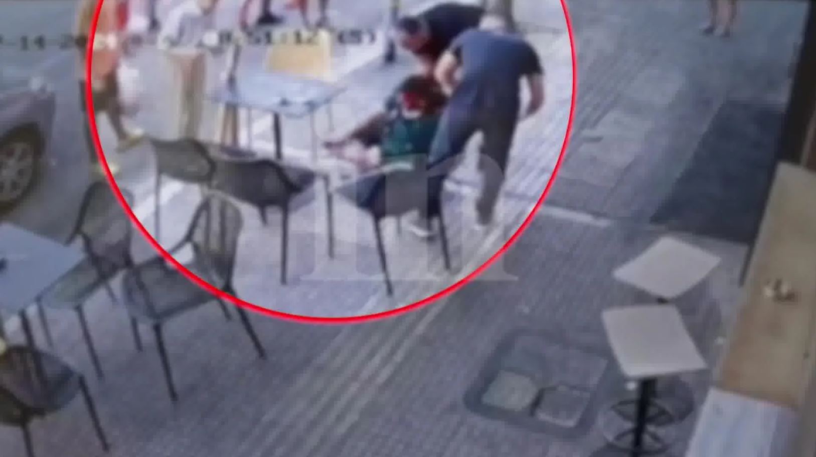 Πλατεία Βικτωρίας: Καρέ - καρέ η επίθεση του πεθερού στον γαμπρό του