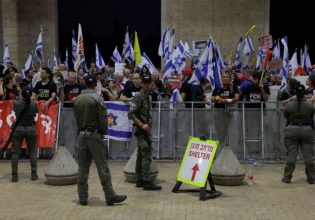 Ισραήλ: Διαδήλωση ισραηλινών στο αεροδρόμιο Μπεν Γκουριόν από όπου θα αναχωρήσει ο Νετανιάχου για τις ΗΠΑ