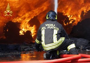Φωτιά: Τραγωδία στην Ιταλία – Νεκροί δύο πυροσβέστες που επιχειρούσαν σε κατάσβεση πυρκαγιάς