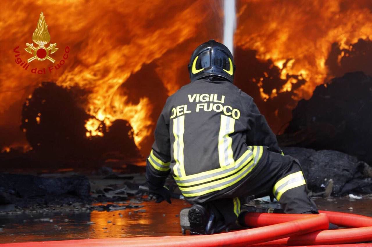 Φωτιά: Τραγωδία στην Ιταλία - Νεκροί δύο πυροσβέστες που επιχειρούσαν σε κατάσβεση πυρκαγιάς
