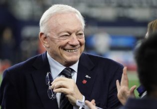 Jerry Jones: Ο ιδιοκτήτης των Dallas Cowboys με γιοτ 210 εκ. ευρώ στη Μύκονο