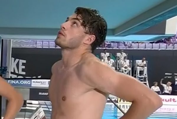Γάλλος κολυμβητής έγινε viral για τα… προσόντα του