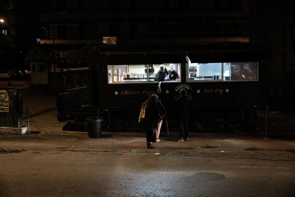Ακρίβεια: Στη μέγγενη η Ελλάδα – 4 στους 10 Έλληνες αδυνατούν να έχουν ένα πλήρες γεύμα
