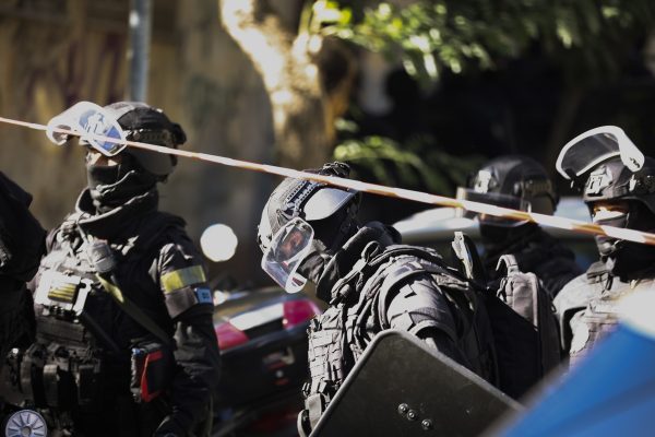 Αντιτρομοκρατική: Συλλήψεις για εμπρησμούς σε συναγωγή, ξενοδοχείο και κατάστημα στην Αθήνα