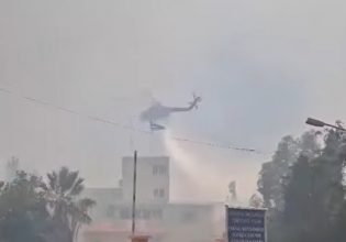 Φωτιά στην Πάτρα: Η στιγμή που ελικόπτερο πραγματοποιεί ρίψεις πάνω από το Καραμανδάνειο