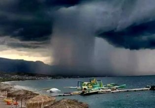 Κακοκαιρία: Απόκοσμο σκηνικό στους Αγίους Θεοδώρους – «Καταρράκτης» εμφανίστηκε στη θάλασσα