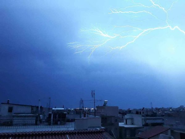 Θεσσαλονίκη: Μπουρίνι με δυνατή βροχόπτωση, βροντές και κεραυνούς ξάφνιασε τους κατοίκους