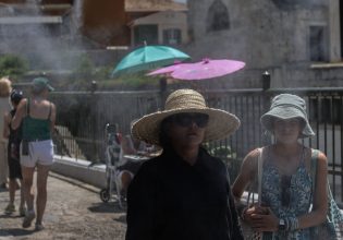 Τουρίστες – Καύσωνας: TikToker εξηγεί γιατί οι Κορεάτες κυκλοφορούν με ομπρέλες και μακρυμάνικα