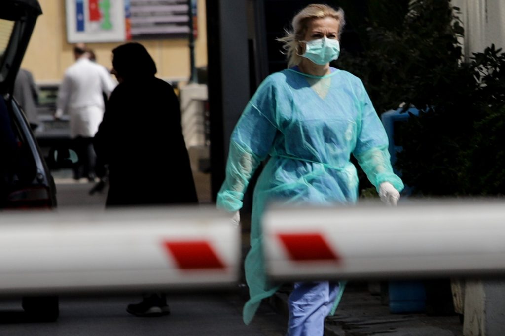 Κορονοϊός: Αύξηση των κρουσμάτων εν μέσω καλοκαιριού – Σοβαρές ελλείψεις στα νοσοκομεία