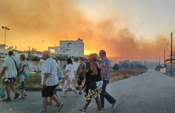 Φωτιά τώρα στην Κω: Απομακρύνονται κάτοικοι και τουρίστες από την Καρδάμαινα – Εκκενώνονται ξενοδοχεία