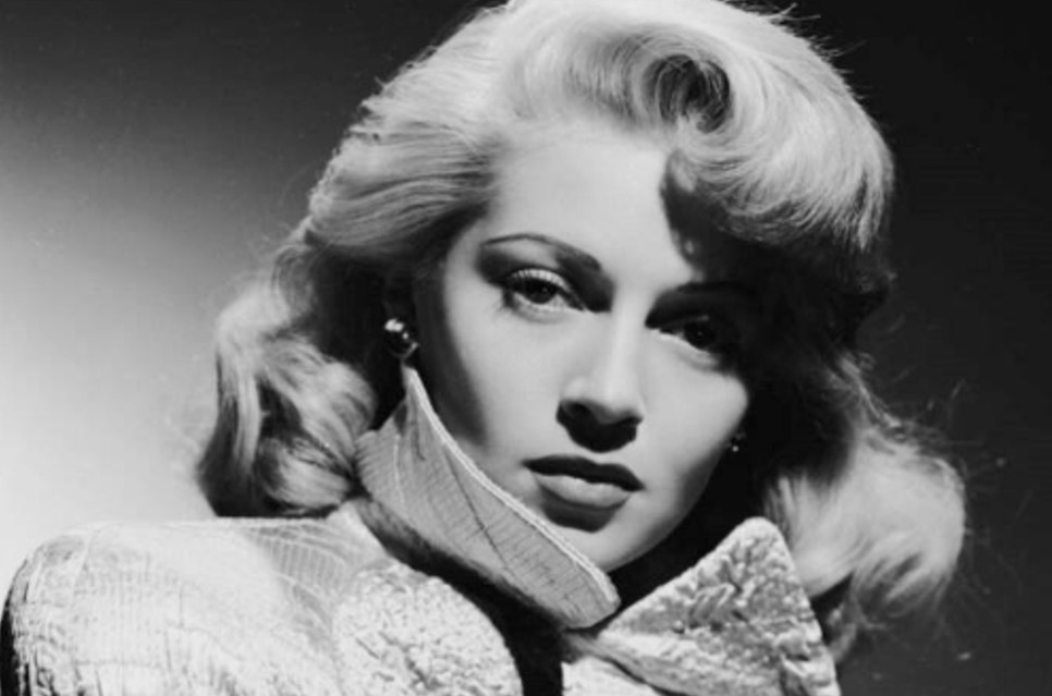 Lana Turner, η «Femme Fatale» της χρυσής εποχής του Χόλιγουντ - Η σχέση με τον γκάνγκστερ και η δολοφονία του