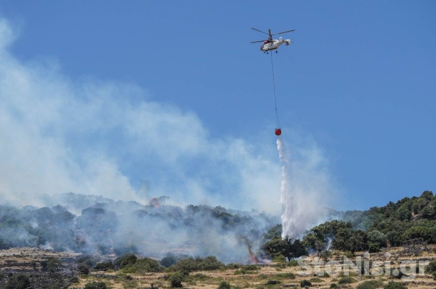 Φωτιά στη Λέσβο: Υπό μερικό έλεγχο το πύρινο μέτωπο στην περιοχή της Πέτρας