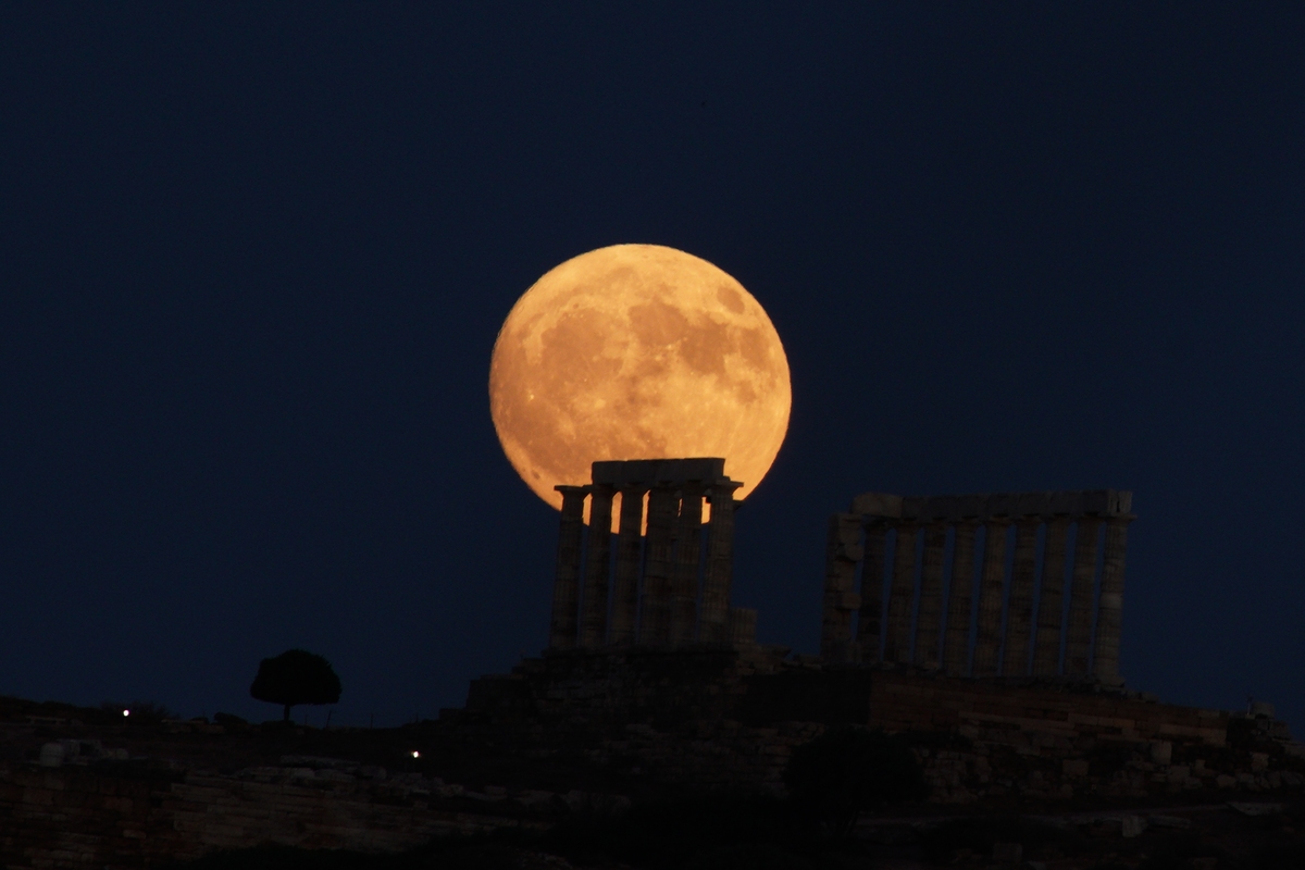 Πανσέληνος:  Απόψε το «Φεγγάρι του Ελαφιού» – Από πού πήρε το όνομά του