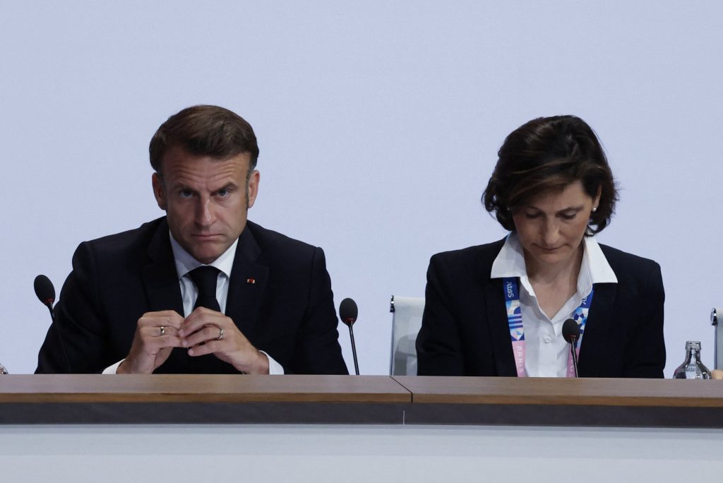 Χαμός με το φιλί του Εμανουέλ Μακρόν με τη Γαλλίδα υπουργό Αθλητισμού