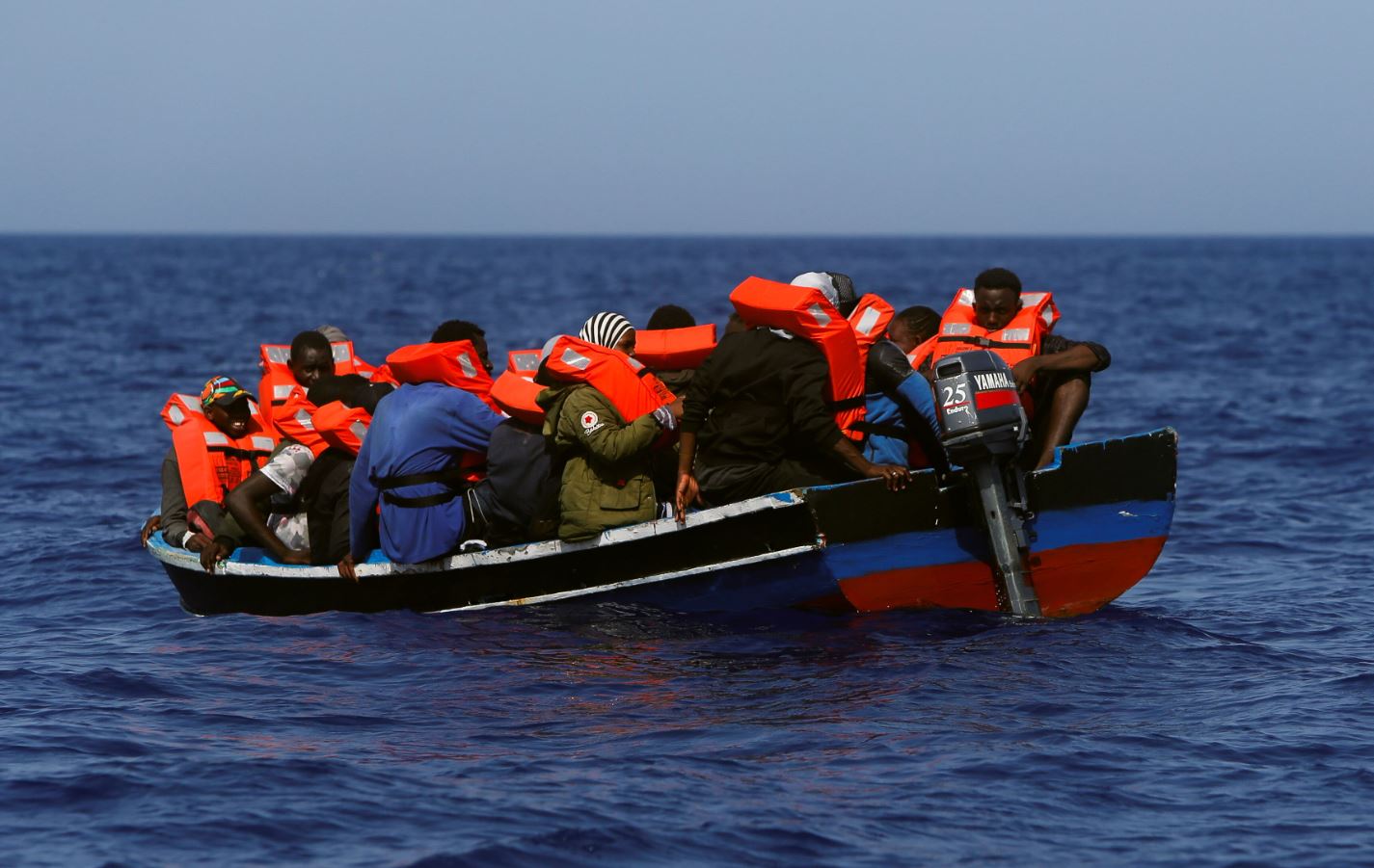 Ναυάγιο: Δεκαπέντε νεκροί, περισσότεροι από 150 αγνοούμενοι μετά την ανατροπή πλοίου