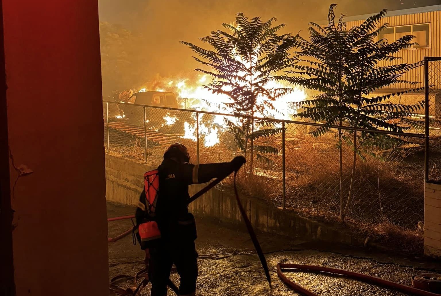 Φωτιά στις Αχαρνές: Καίγονται βιομηχανικές εγκαταστάσεις - Ήχησε το 112