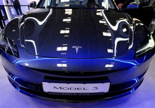 Ανακαλεί (πάλι) οχήματα η Tesla – Ποιο πρόβλημα εντοπίστηκε στο καπό