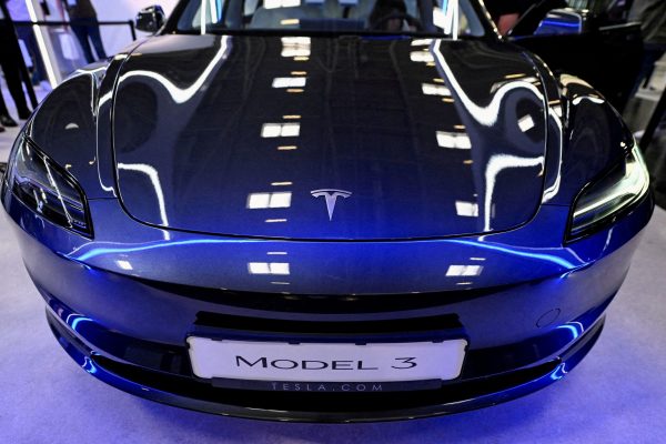 Ανακαλεί (πάλι) οχήματα η Tesla – Ποιο πρόβλημα εντοπίστηκε στο καπό