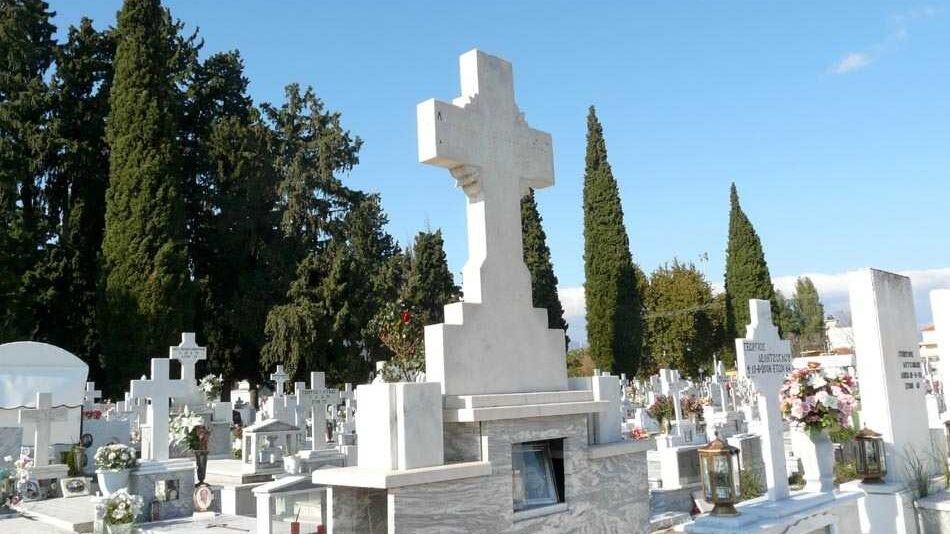 Αρχαία τραγωδία σε νεκροταφείο: Ξεψύχησε ενώ έσκαβε τάφο για κηδεία – Τον βρήκαν οι συγγενείς του νεκρού