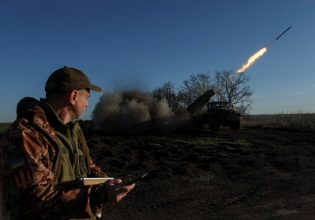 Η Ουκρανία λέει πως έπληξε αεροπορική βάση της Ρωσίας στην Κριμαία