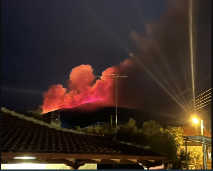 Φωτιά: Δυναμώνει η πυρκαγιά στο όρος Πάικο στην Πέλλα – Φυσούν δυνατοί άνεμοι