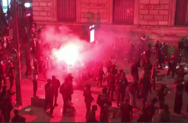 Γαλλία: Σοβαρά επεισόδια στο Παρίσι και σε άλλες πόλεις μετά την απρόσμενη νίκη της Αριστεράς
