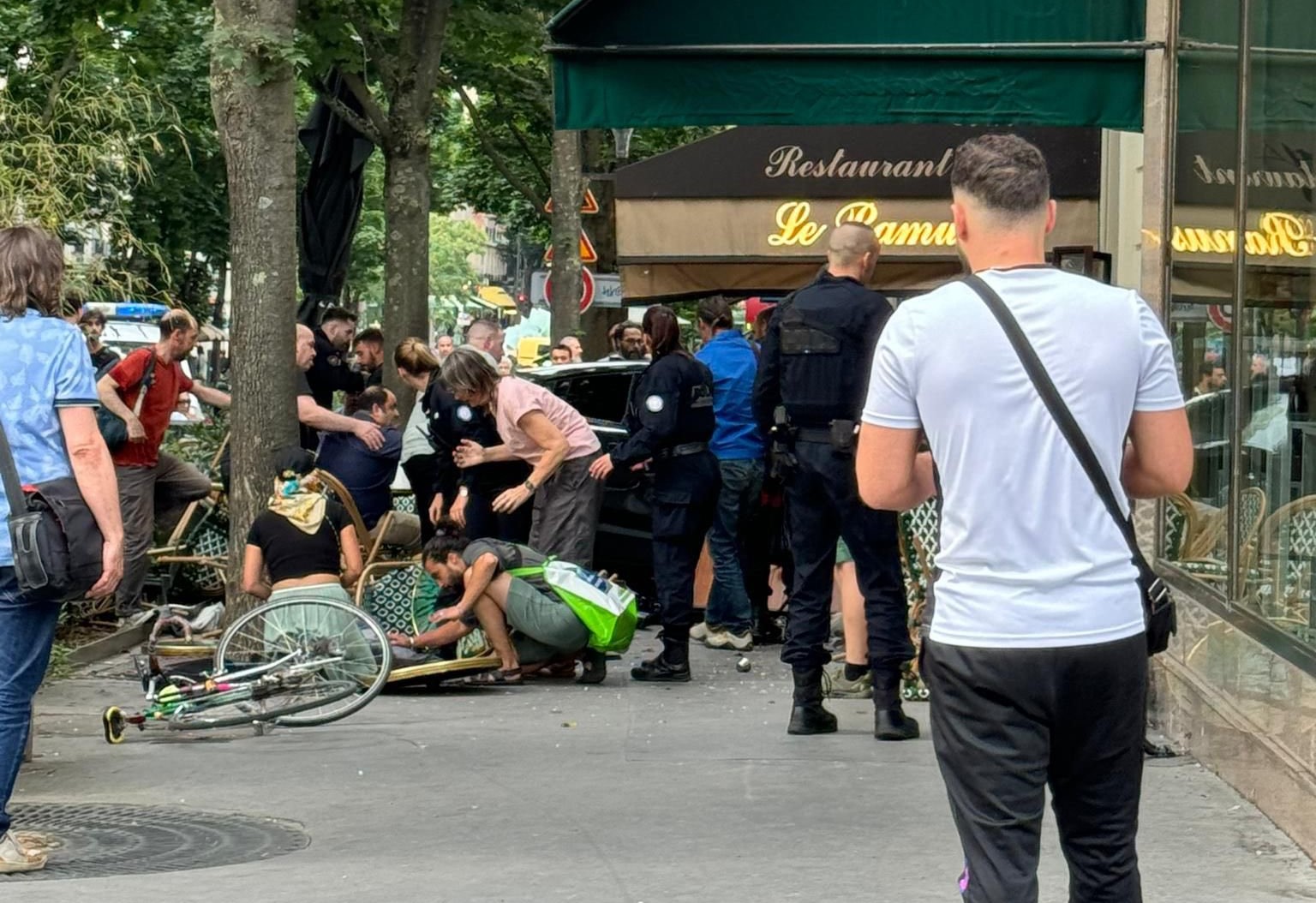 Παρίσι: Αυτοκίνητο παρέσυρε θαμώνες καφετέριας - Ένας νεκρός και έξι τραυματίας, οι δύο σε κρίσιμη κατάσταση