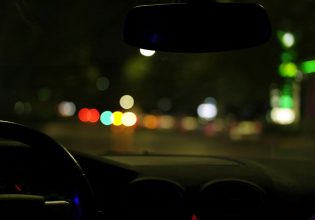 Οδήγηση τη νύχτα: Σε ποιους και γιατί θα πρέπει να απαγορευτεί