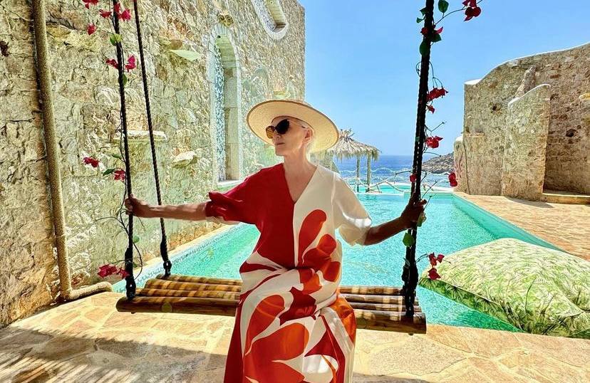 Η μητέρα του Έλον Μασκ εξερευνά την Ελλάδα και μοιράζεται μοναδικά στιγμιότυπα στο Instagram