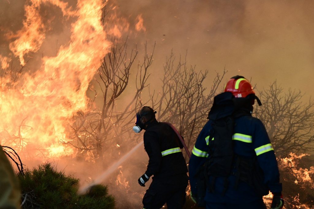 Φωτιά στην Εύβοια: Τραυματίστηκε πυροσβέστης – Μάχη με τις αναζωπυρώσεις δίνουν επίγειες και εναέριες δυνάμεις