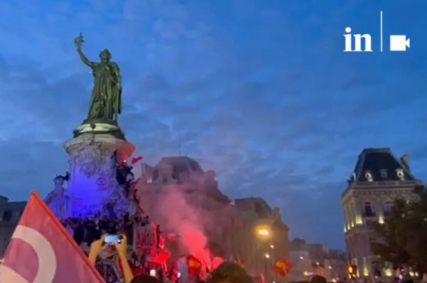 Εκλογές στη Γαλλία: Το in στην Πλατεία Δημοκρατίας στο Παρίσι – Χιλιάδες Γάλλοι πανηγυρίζουν την νίκη της Αριστεράς