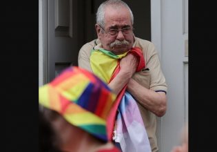 Πορτογαλία: Ηλικιωμένος άντρας κλαίει ενώ αγκαλιάζει τη σημαία της ΛΟΑΤΚΙ+ κοινότητας στο Pride