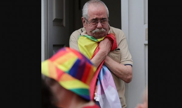 Πορτογαλία: Ηλικιωμένος άντρας κλαίει ενώ αγκαλιάζει τη σημαία της ΛΟΑΤΚΙ+ κοινότητας στο Pride