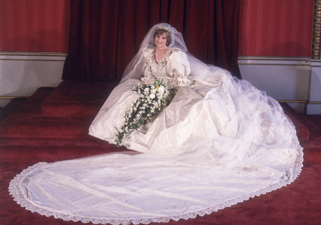 Πριγκίπισσα Diana: H ιστορία του νυφικού της – Οι σχεδιαστές, το χαμένο αντίγραφο και η ουρά-ρεκόρ