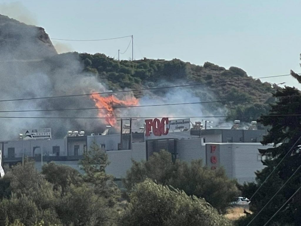 Φωτιά στη Ρόδο κοντά σε σπίτια – Μήνυμα από το 112