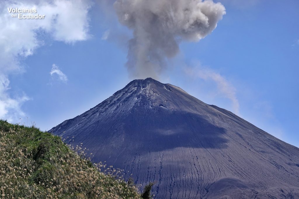 Ισημερινός: Βρυχάται το ηφαίστειο Σανγκάι – Νέφος τέφρας πλήττει κοινότητες