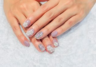 Silver Nail Trend: Το μανικιούρ που μοιάζει με «κόσμημα» για τα νύχια σας