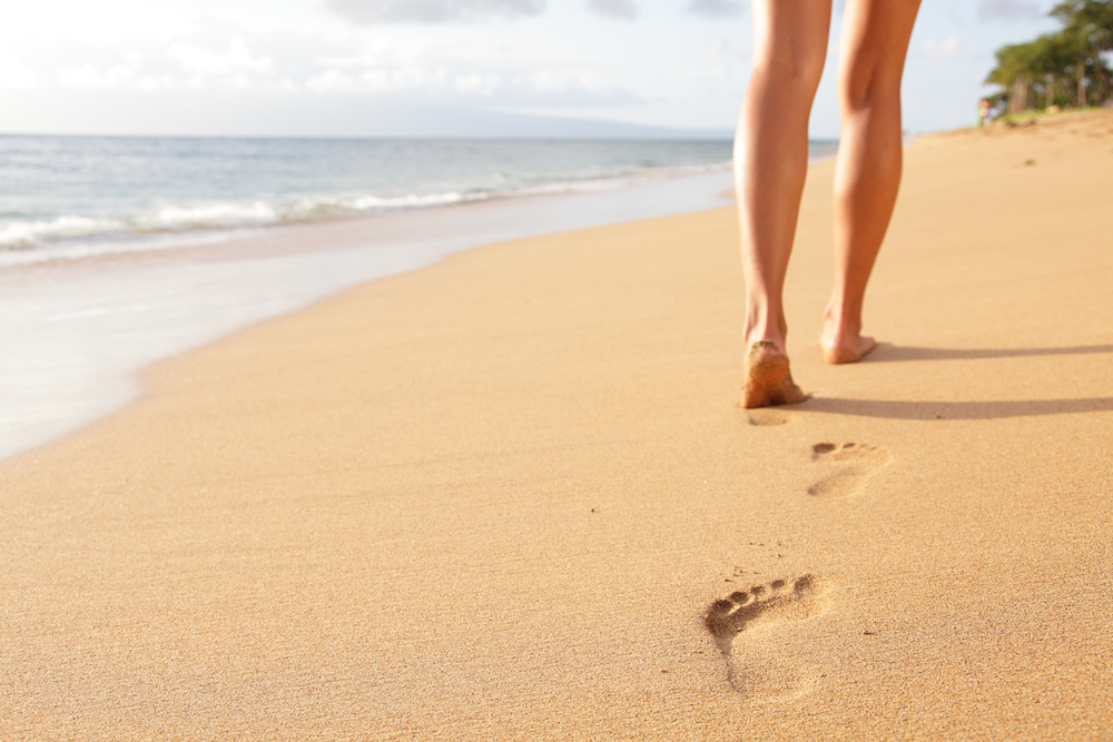 Περπατήστε ξυπόλητοι για την υγεία των ποδιών σας, λένε οι ειδικοί