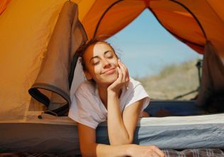 Ώρα για camping: Όσα θα χρειαστείς για να απολαύσεις τις διακοπές σου