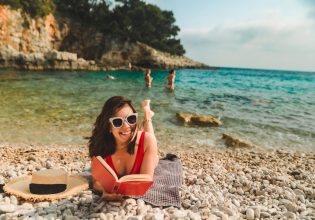 Καλοκαιρινοί έρωτες: Τα 5 βιβλία που πρέπει να έχετε μαζί σας στην παραλία