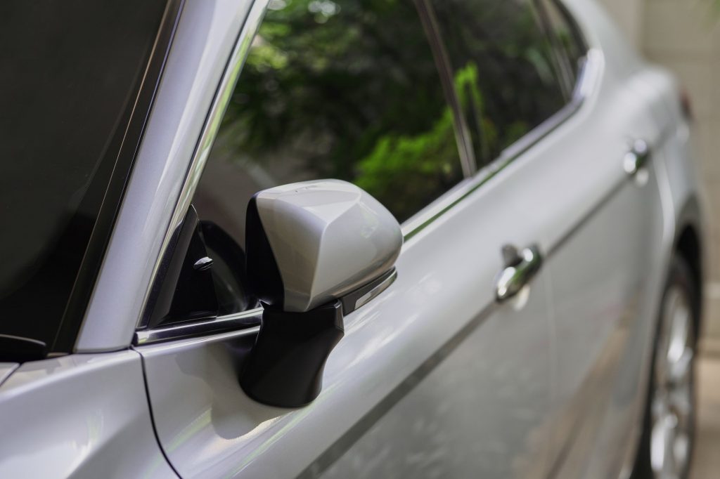 Γιατί δεν πρέπει να κλείνετε τους καθρέφτες του αυτοκινήτου όταν παρκάρετε – Το κόλπο που λίγοι γνωρίζουν