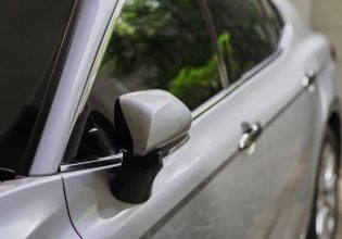 Γιατί δεν πρέπει να κλείνετε τους καθρέφτες του αυτοκινήτου όταν παρκάρετε – Το κόλπο που λίγοι γνωρίζουν