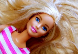 Η Barbie έγινε… έκθεμα σε μουσείο του Λονδίνου