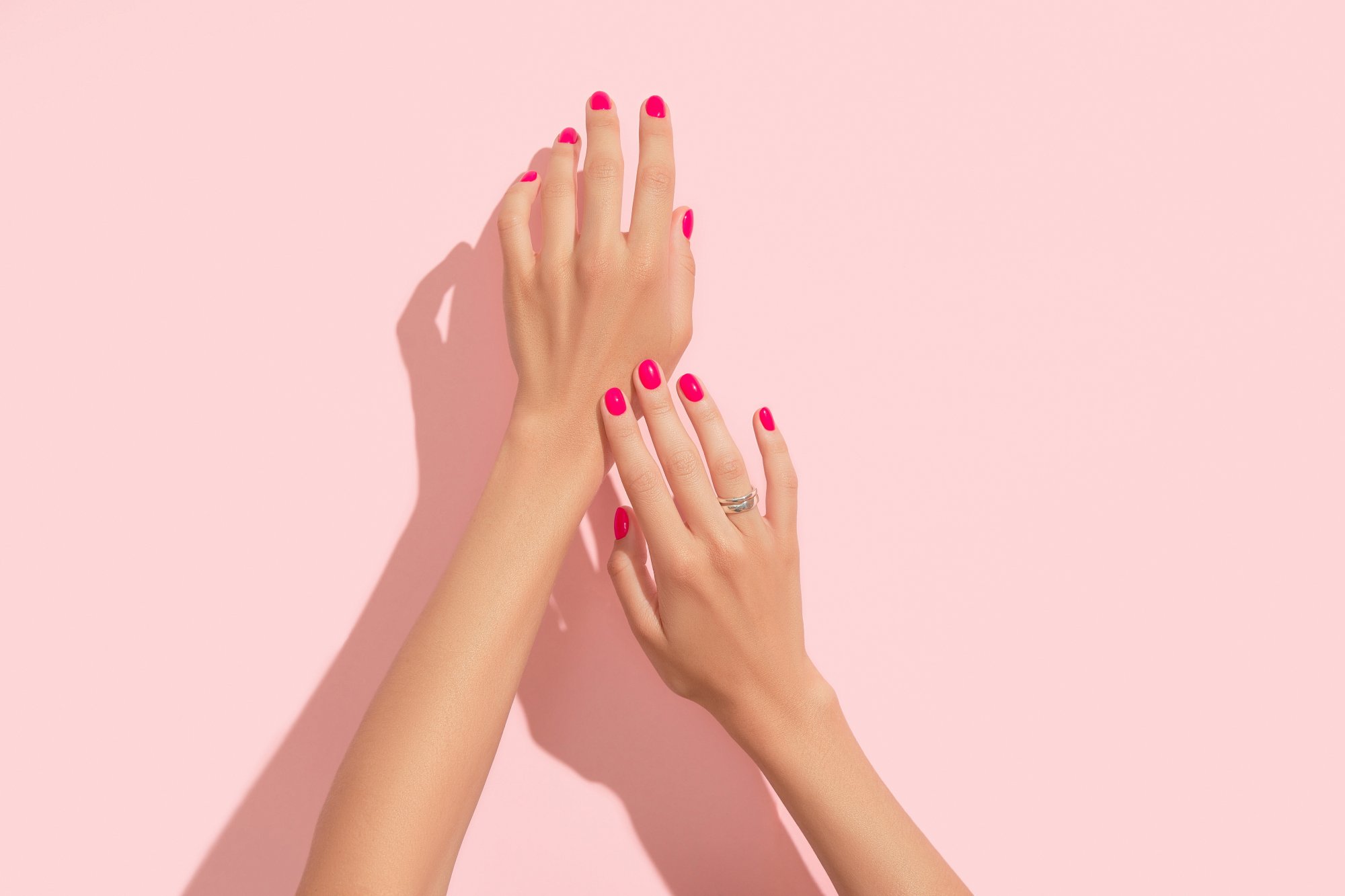 July nails: Τα ωραιότερα χρώματα και σχέδια νυχιών για να υποδεχθείτε τον Ιούλιο