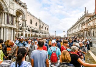 Βενετία: Μετά το εισιτήριο επιβάλλεται και όριο συμμετεχόντων στα… γκρουπ