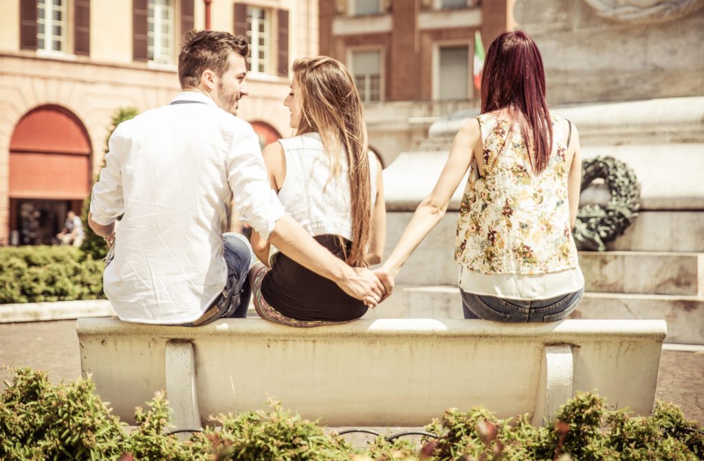 Οκτώ σημάδια που δείχνουν ότι η φίλη σας γουστάρει τον άντρα σας – Και τι να κάνετε