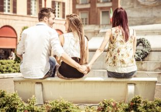 Οκτώ σημάδια που δείχνουν ότι η φίλη σας γουστάρει τον άντρα σας – Και τι να κάνετε