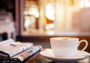 Ποια είναι η κατάλληλη ώρα να πιεις καφέ το πρωί – Τι λένε οι ειδικοί