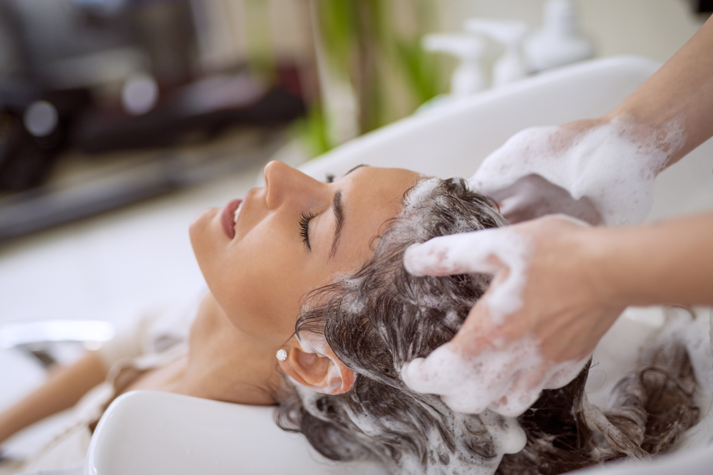 Double shampooing: Μάθετε τα πάντα για το «διπλό λούσιμο»